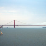 un veliero e il Golden Gate Bridge visti da Alcatraz - San Francisco - California