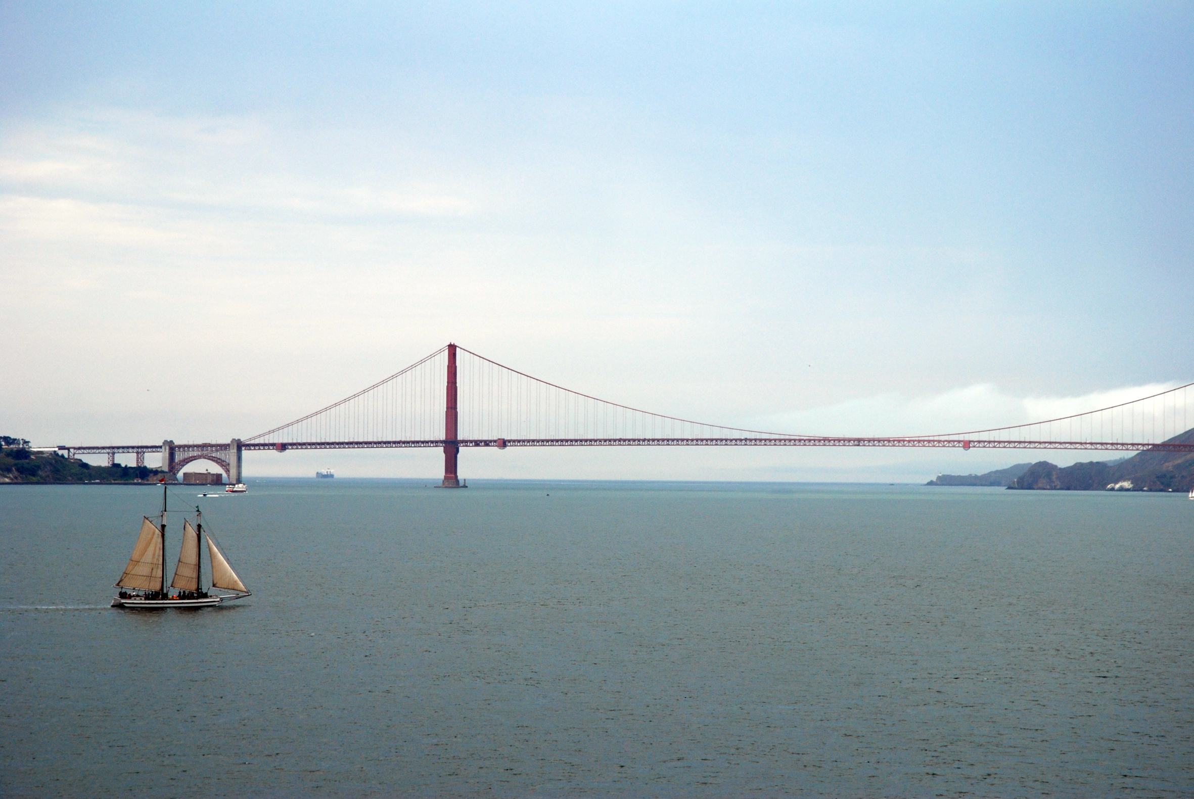 un veliero e il Golden Gate Bridge visti da Alcatraz - San Francisco - California