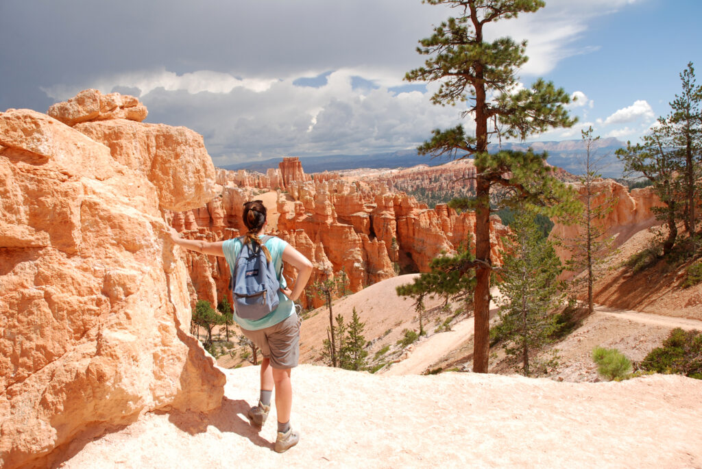 Giada guarda il panorama degli hoodoos lungo il Peek a Boo Trail - Bryce Canyon - Utah
