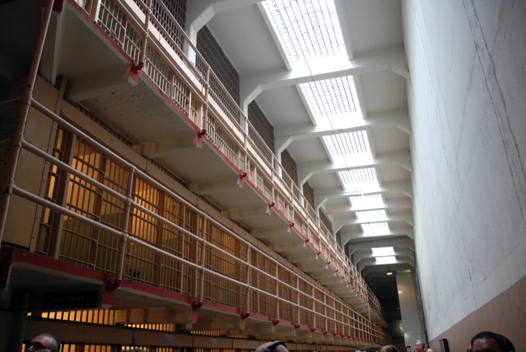 Corridoio di celle nel penitenziario di Alcatraz - San Francisco - California