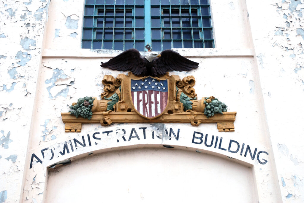 Insegna di ingresso all'Administration Building del penitenziario di Alcatraz - San Francisco - California