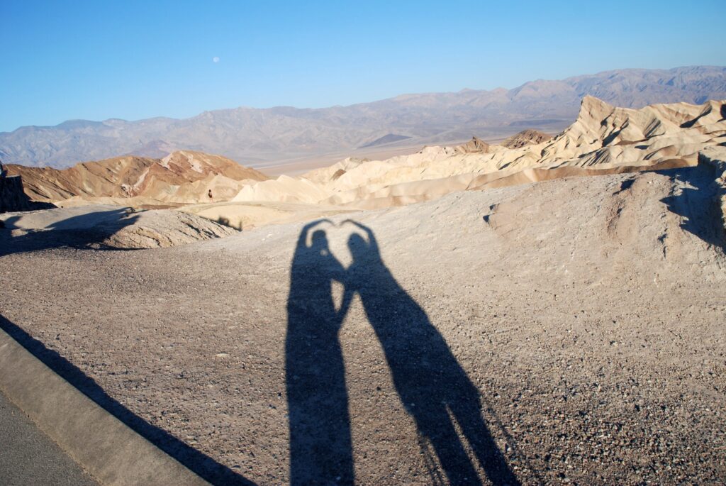 Giada e Ale fanno un'ombra a cuore a Zabriskie Point - Death Valley - California