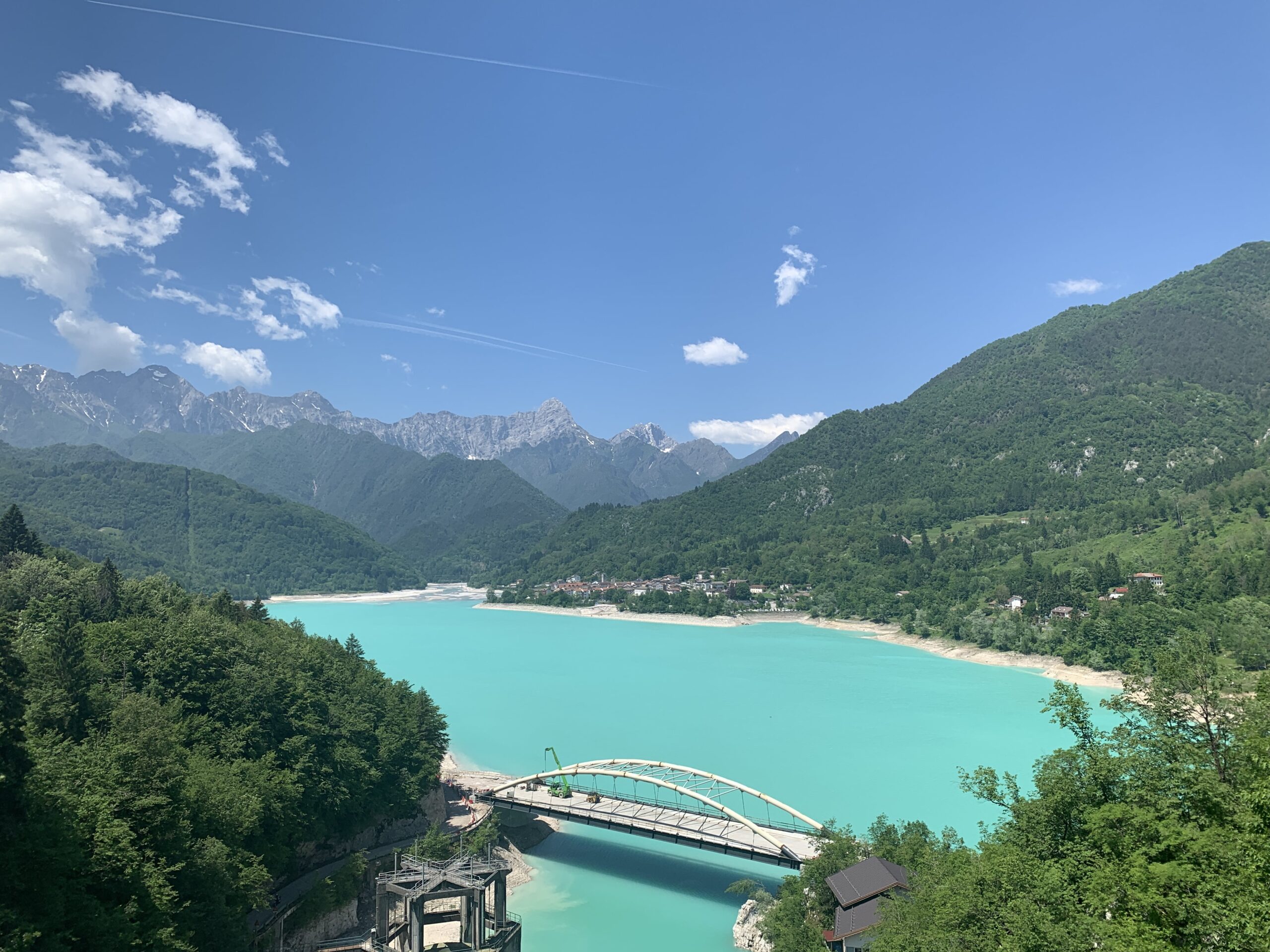 Panorama sul lago di Barcis dalla piattaforma panoramica sul sentiero del Dint