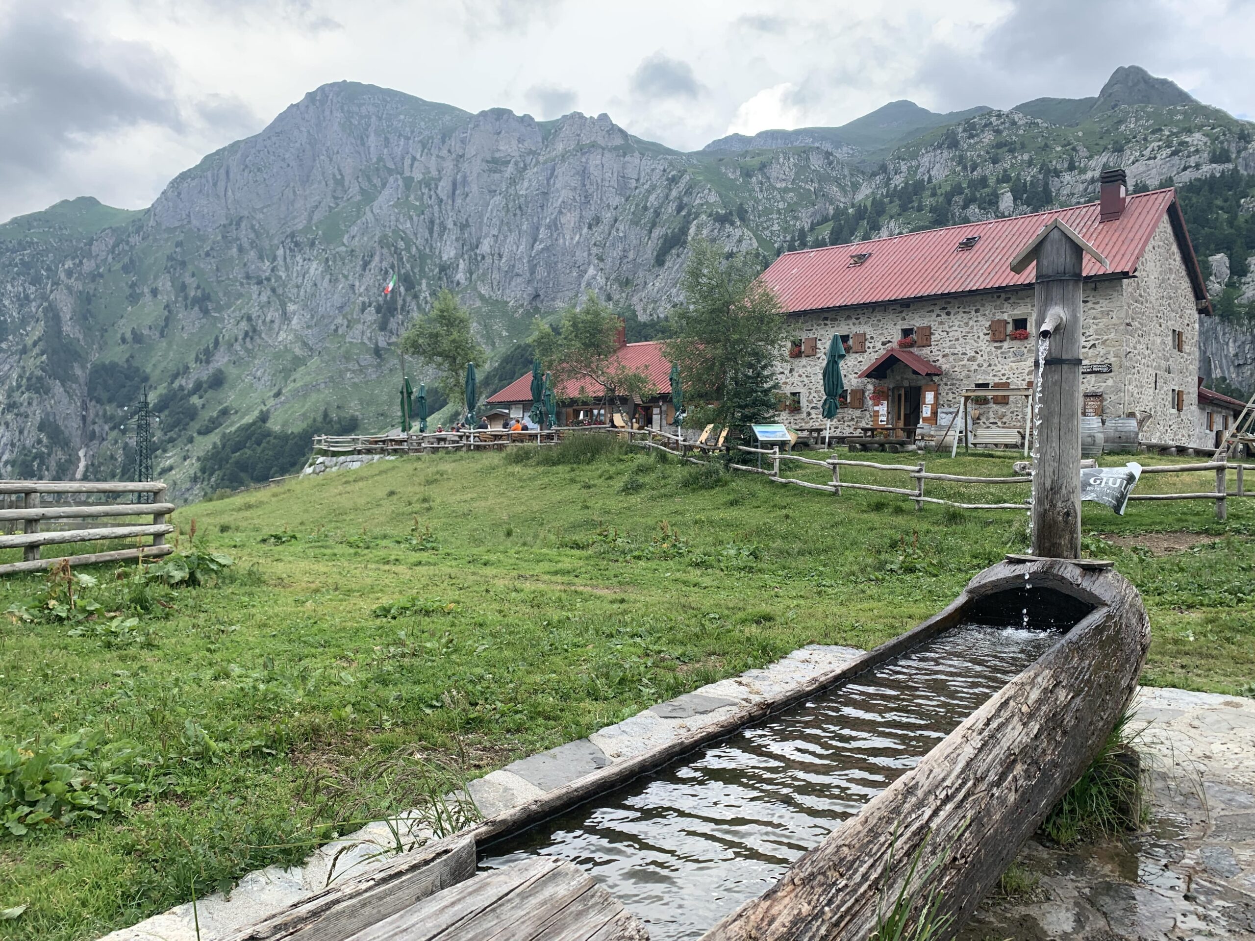 Fontana all'esterno di Malga Pramosio - Carnia